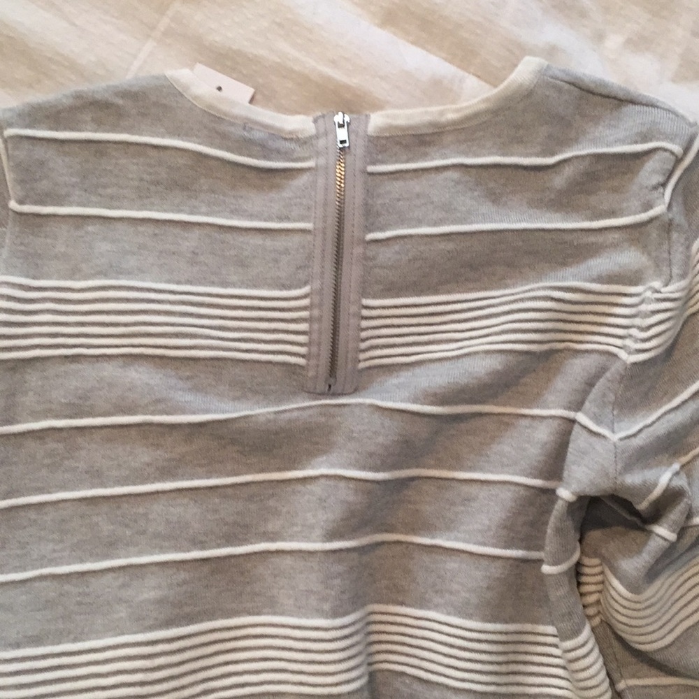 Gray and white striped top / sweater, size L - Picture 4 of 5
